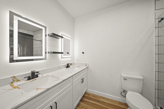 Building Photo - 6206 Lyndhurst Dr