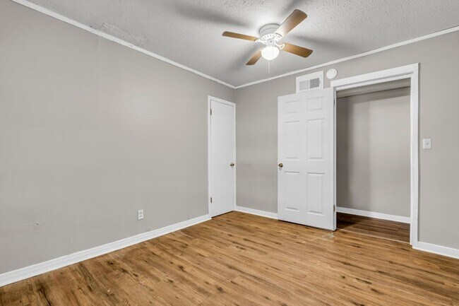 Building Photo - 1005 Blanchard Dr