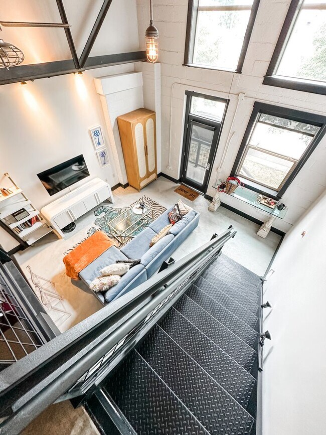 Building Photo - Gorgeous one bedroom one bathroom Denver Loft