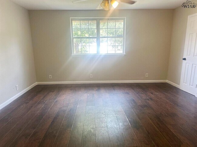 Building Photo - 5119 Parklane Dr
