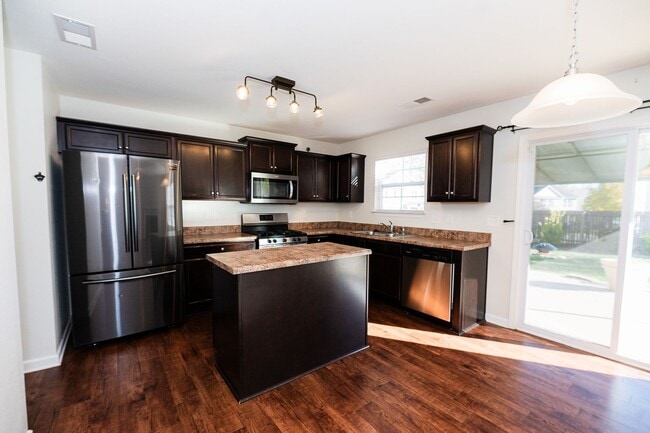 Building Photo - Beautifully 4-bedroom, 2.5-bathroom spacio...