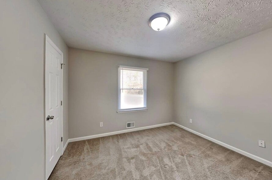 Building Photo - 301 E Country Woods Dr