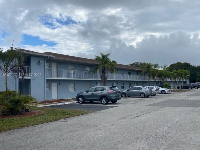 Building Photo - 617 Ixoria Ave