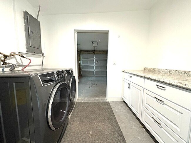 Building Photo - Beautifully Updated DeLand Home with Huge Fenced Backyard!!!