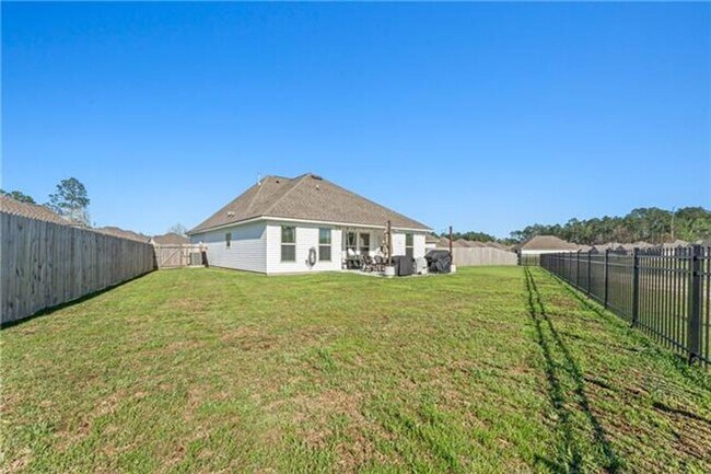Building Photo - Golf Course and Pond Views