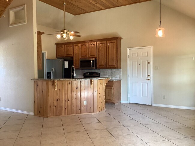 Building Photo - 409 S Rhomberg St