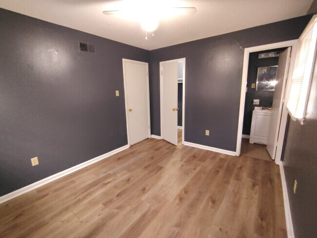 Building Photo - 587 Hillbrook Dr