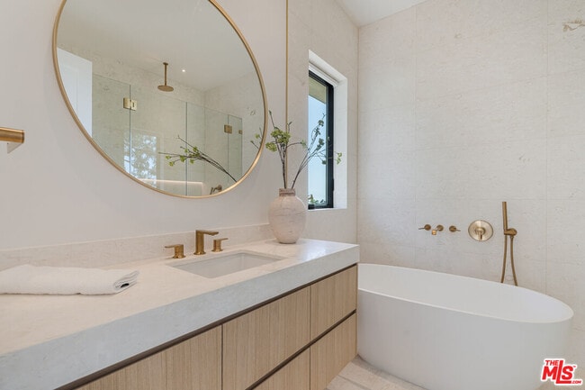 Building Photo - 1205 Las Lomas Pl