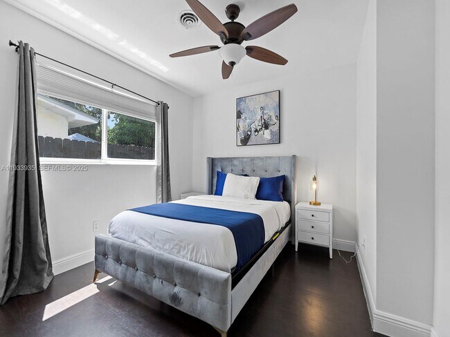 Building Photo - 560 NE 161st St