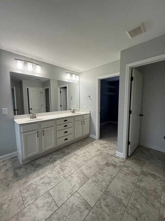 Building Photo - **For Rent: Gorgeous 4 Bed, 2.5 Bath Home ...