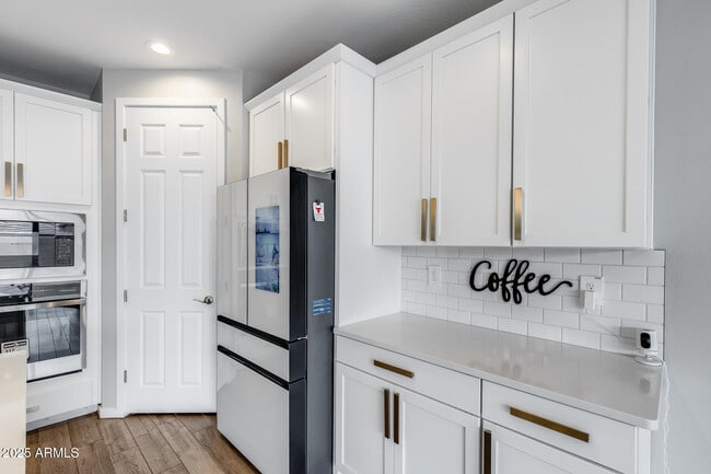 Building Photo - 17635 W Red Fox Rd