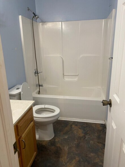 Building Photo - 47 Enka Orchard St