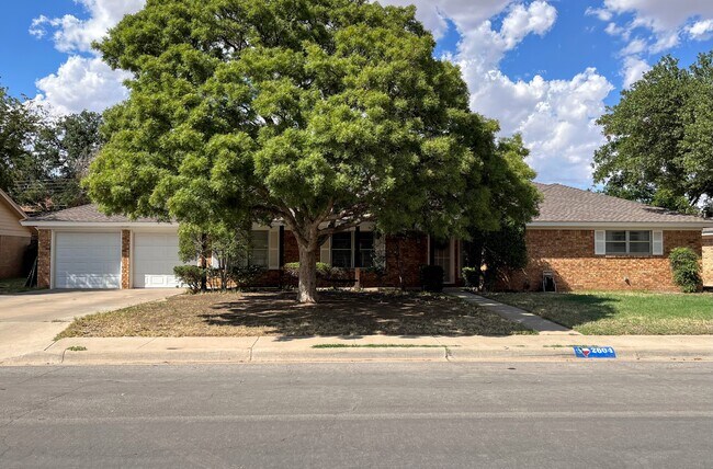 Building Photo - 2604 W Dengar Ave