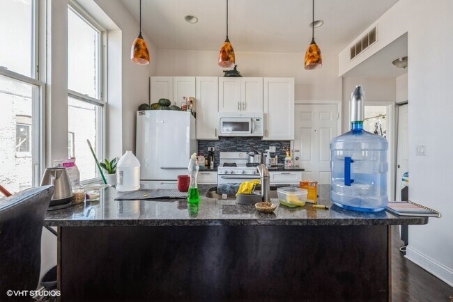 Building Photo - 4012 W Armitage Ave