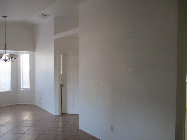 Building Photo - 2 Bedroom, 2 Bath