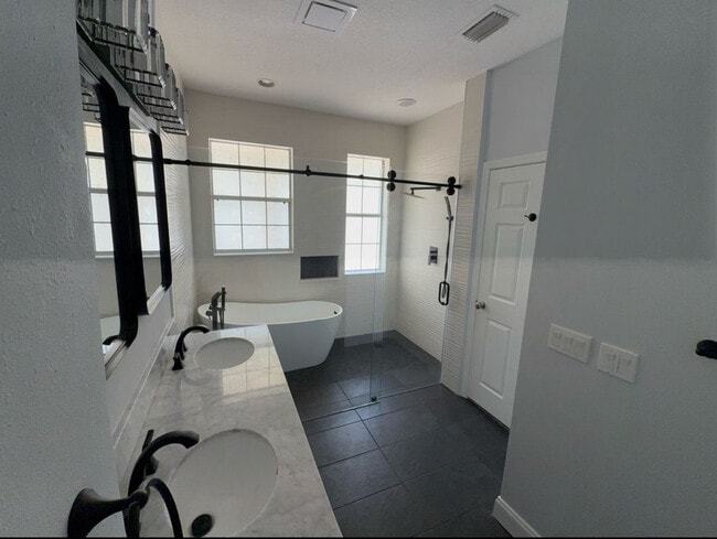 Building Photo - 531 Hedgewood Dr