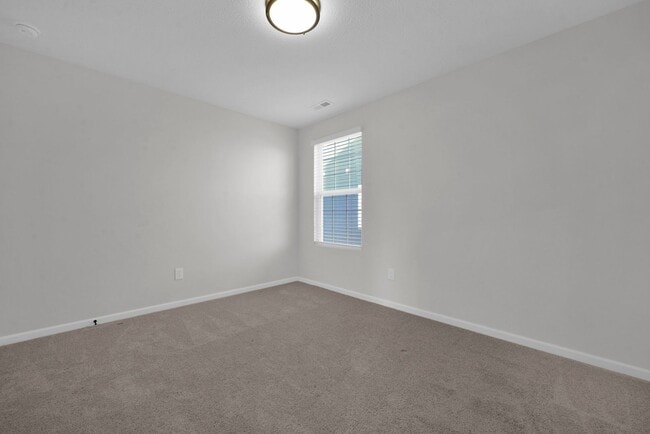 Building Photo - High End-New Build 5 Bed Home Plain City