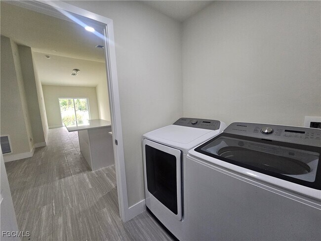 Building Photo - 874 Apartment St