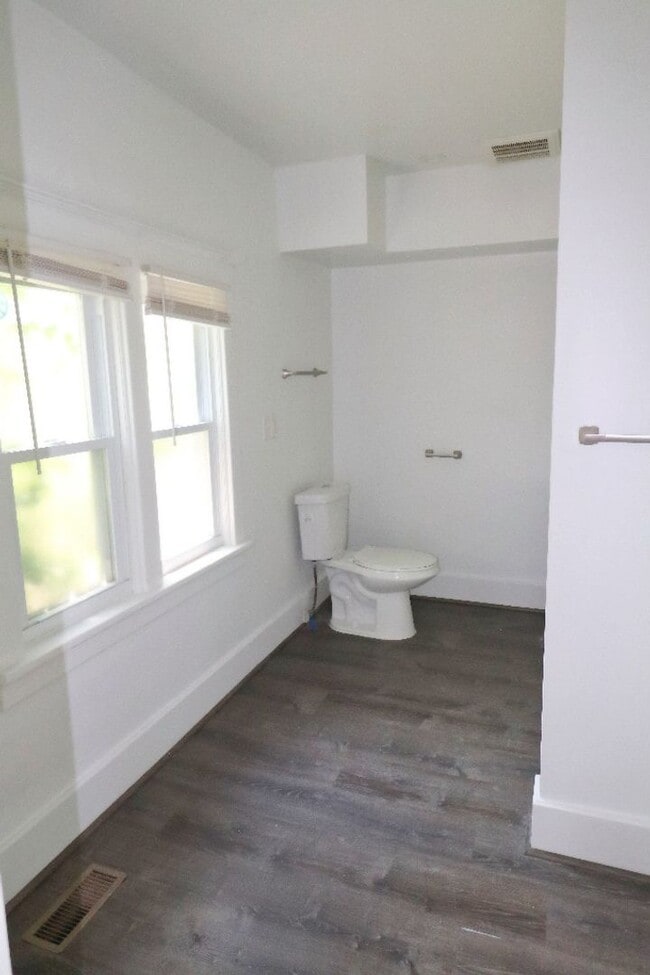 Building Photo - $1,300 - Newly 3 Bedroom 2 Bath