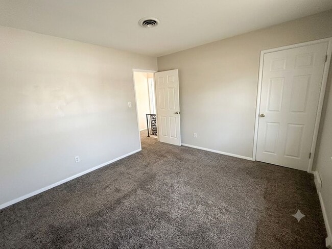 Building Photo - Spacious 3+ Bedroom 1/2 Duplex for Rent