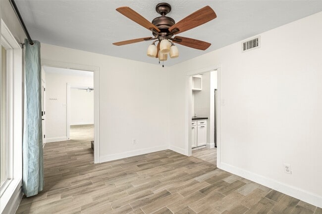 Building Photo - 560 Landfall Ln