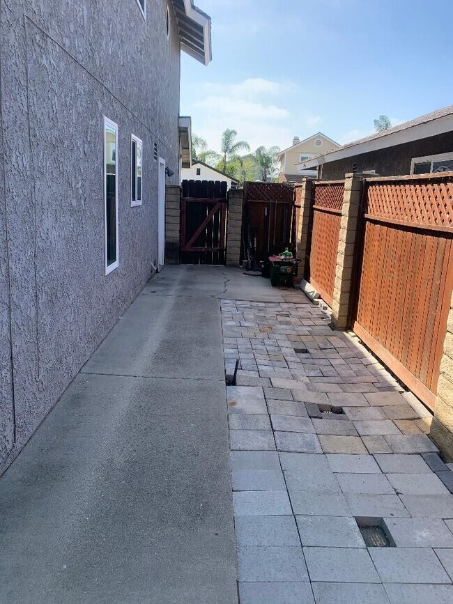 Building Photo - Wonderful East Ventura 4 Bedroom 2.5 Bath Home
