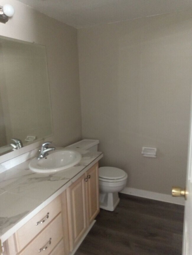 Building Photo - Gated Community First Floor 1/1.5 Apartmen...