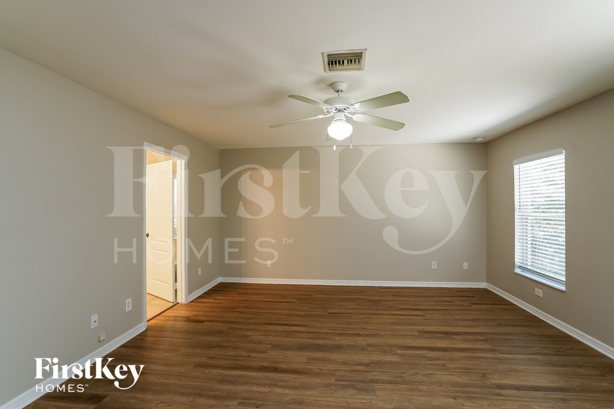 Building Photo - 1002 NE 33rd Ln