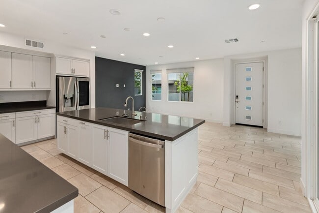 Building Photo - 3 Bedroom + Loft for Lease GREAT PARK LOCA...