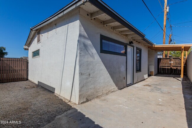 Building Photo - 723 E Sunnyslope Ln