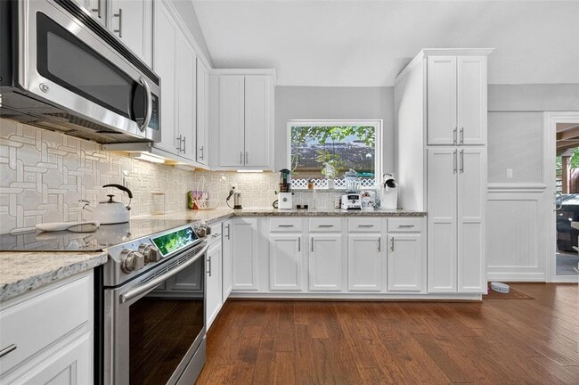 Building Photo - 9400 Doliver Dr