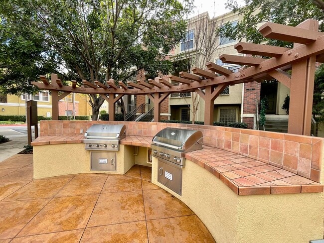 Building Photo - Stunning 2 Bedroom/2.5 Bath Furnished Town...