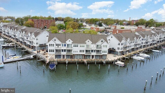 Building Photo - 421 Concord St