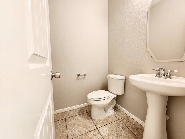 Building Photo - 4407 Greenleaf Dr