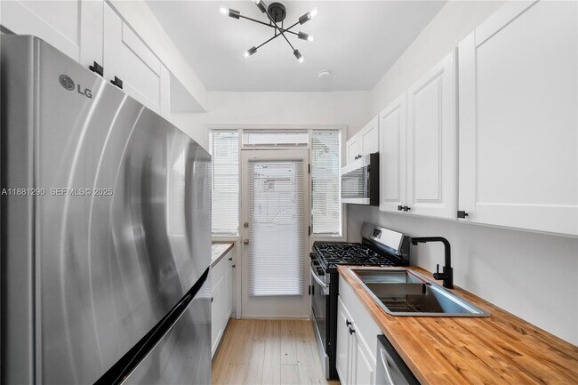 Building Photo - 4710 Pine Tree Dr