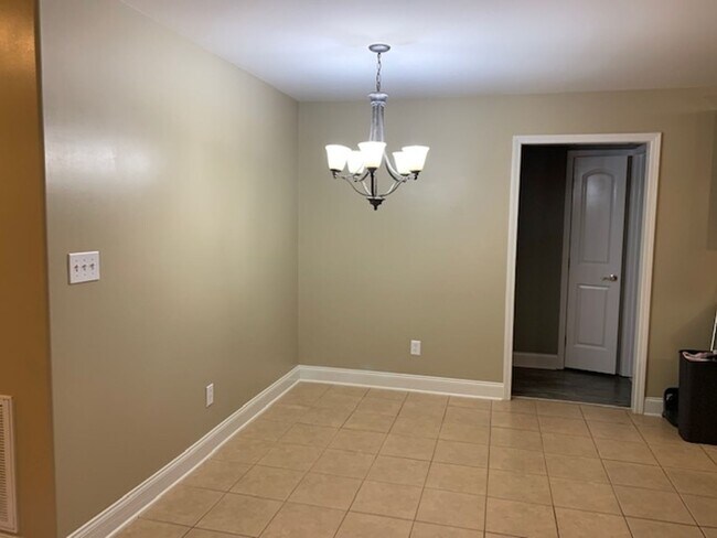 Building Photo - COMING SOON 8/8/25-BEAUTIFUL 4/2 BRICK HOM...
