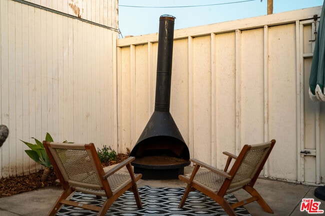 Building Photo - 818 Palms Blvd