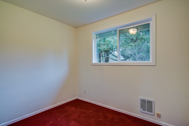 Building Photo - 4 Bedroom House in Coupeville