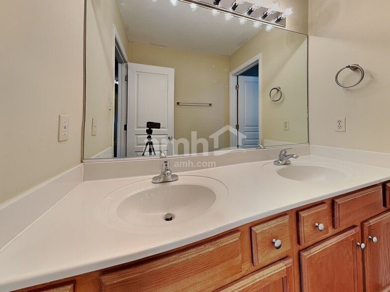 Building Photo - 1582 Cider Ln