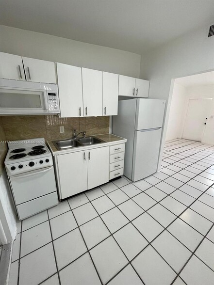 Building Photo - 2431 Plunkett St