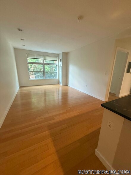 Building Photo - 601 Albany St