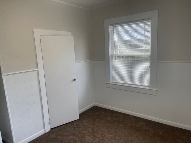 Building Photo - Comfortable 3-Bedroom Home with Huge Backy...