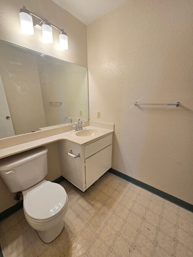 Building Photo - Large 4 bed/2.5 bath home with vaulted cei...
