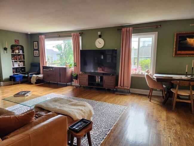 Building Photo - Victorian Style Home Rent Ready!!