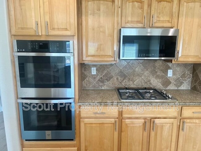 Building Photo - 33309 Morning View Dr