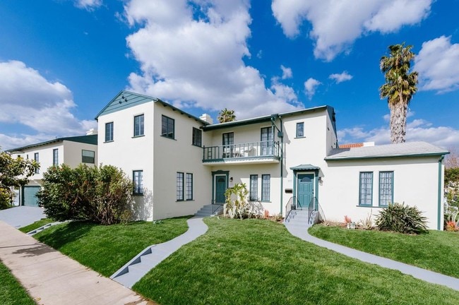 Building Photo - 5257 S San Vicente Blvd