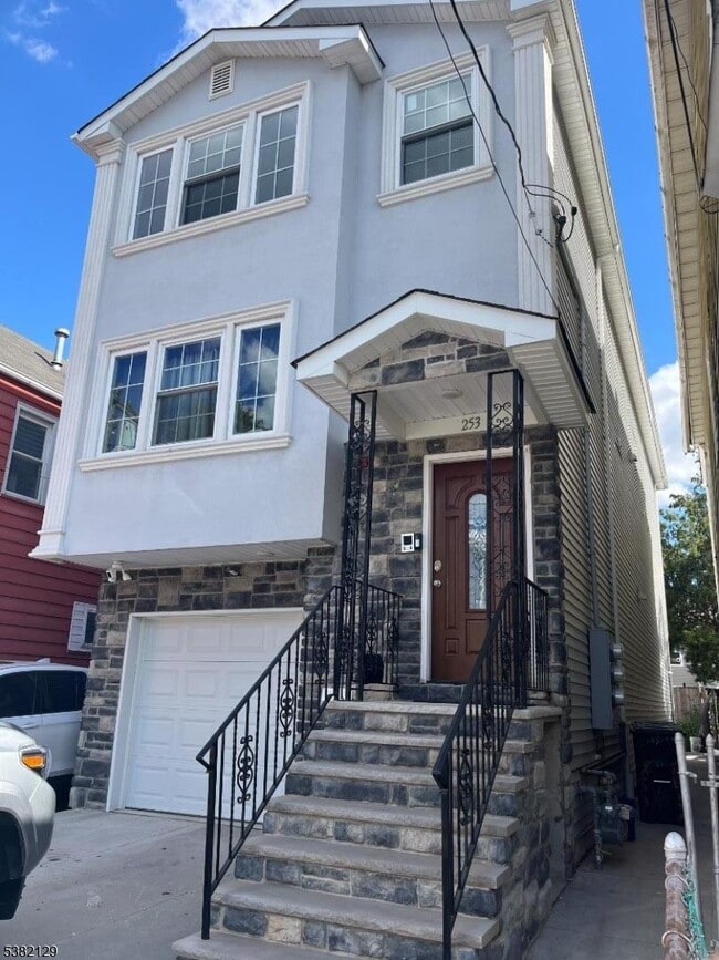 Building Photo - 253 Pine St