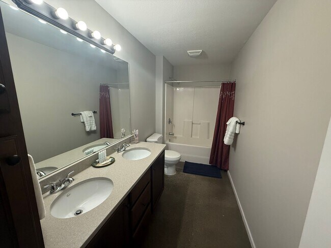 Building Photo - Nowells Subdivision Town Homes - Fully Furnished and Utilities Included