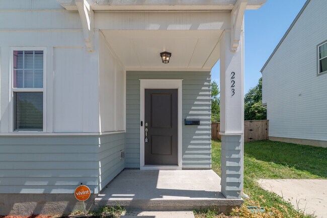 Building Photo - 223 Hoskins Ave Dr