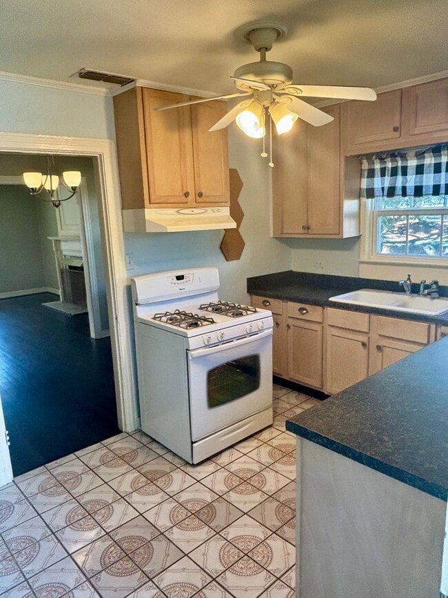 Building Photo - Cute Cottage For Rent!